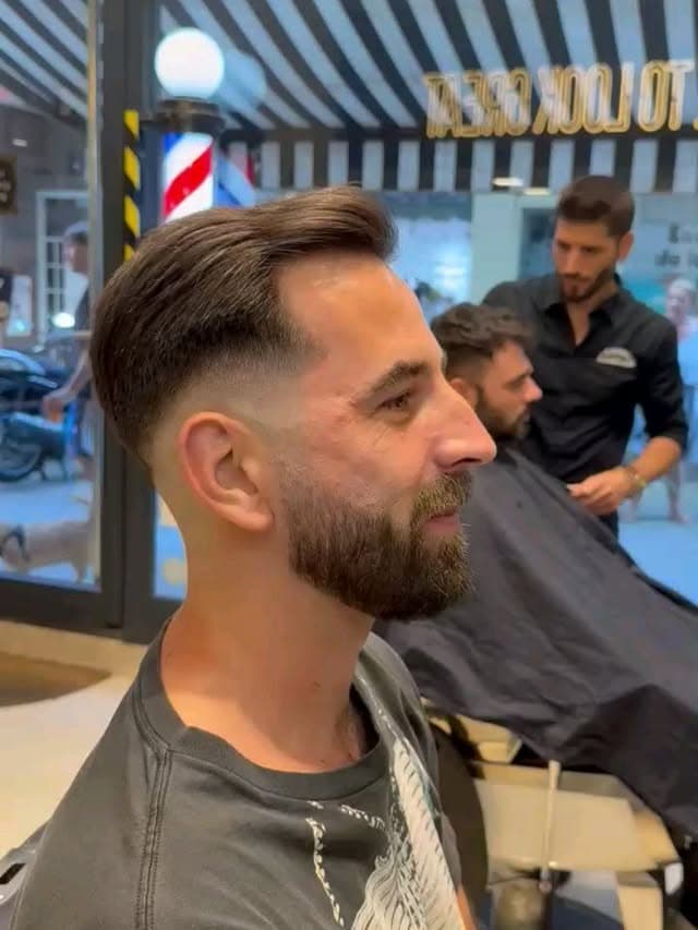 Corte con degradado y barba perfilada