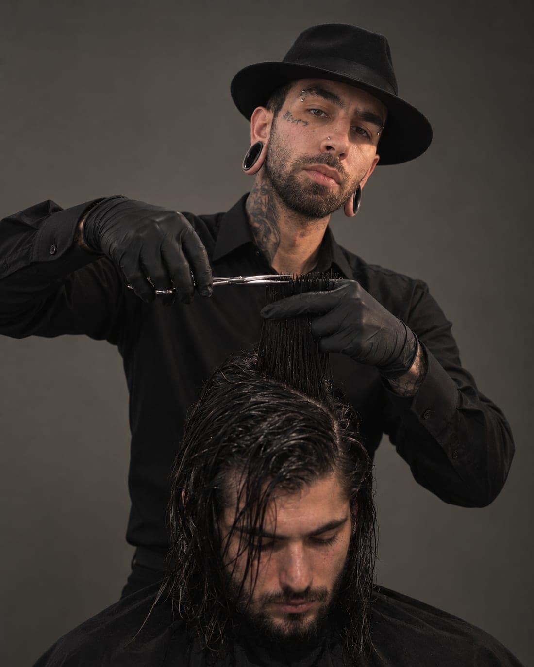 Un corte a tijera en Furtivo's Barbershop